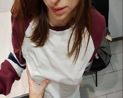 Namorada  safadinha dando uma rapinha em cima da mesa